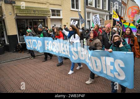 L'Aia, Paesi Bassi, 8 gennaio 2024. La ribellione all'estinzione marciò fino al senato del parlamento olandese per protestare contro le sovvenzioni ai combustibili fossili. Credito: Pmvfoto/Alamy Live News Foto Stock