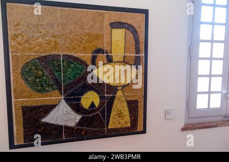 Opere d'arte piastrellate in ceramica di Picasso esposte a parete ("composizione di natura morta con acqua di vaso") Musée Picasso, ex Château Grimaldi. Antibes. Francia. (135) Foto Stock
