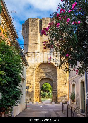 Aigues-Mortes, Gard, Occitania, Francia: Vista dalla vecchia stradina della città medievale di Aigues-Mortes in Camargue verso una delle porte della città Foto Stock