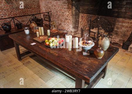 Amboise, Francia - 12 agosto 2023: Sala da pranzo Leonardo da Vincis nel castello di le Clos luce, dove visse per gli ultimi tre anni della sua vita Foto Stock