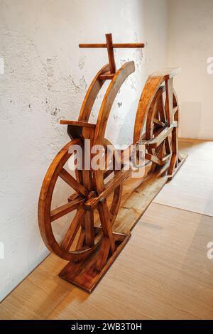 Amboise, Francia - 12 agosto 2023: Un modello di bicicletta in legno - un'innovazione di Leonardo da Vinci Foto Stock