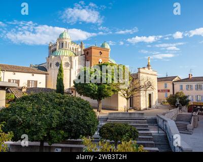 ARS sur Formans, Francia - 13 ottobre 2023: Pellegrinaggio alla Basilica di San Sisto ad Ars, dove è sepolto San Giovanni Vianney Foto Stock