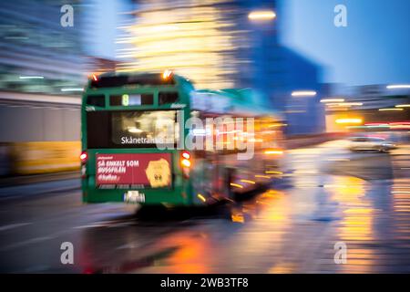 MALMO, SVEZIA - 2 OTTOBRE 2014: Autobus verde a guida veloce nella città di Malmo di notte in Svezia con forte effetto di sfocatura del movimento Foto Stock