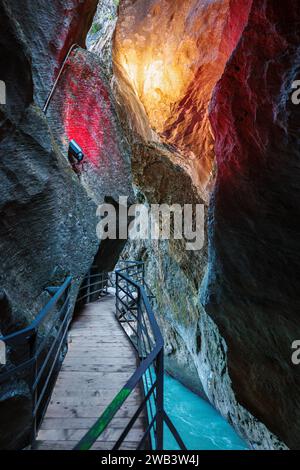 Il bellissimo canyon Aare Schlucht (Aareschlucht) - parte del fiume Aare che attraversa una cresta calcarea vicino alla città di Meiringen in Svizzera Foto Stock