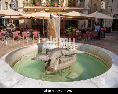 Nimes, Francia - 4 ottobre 2023: Fontana del coccodrillo - Fontaine du Crocodile - a Nimes Foto Stock