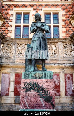 Orleans, Francia - 10 agosto 2023: Statua storica di santa Giovanna d'Arco (Giovanna d'Arco), onorata come patrona e difensore di una nazione francese Foto Stock