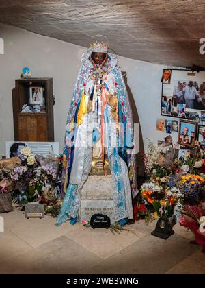 Saintes Maries de la Mer, Francia - 3 ottobre 2023: Statua di Santa Sarah, la patrona degli zingari, nella cripta delle Saintes Maries de la Mer c Foto Stock