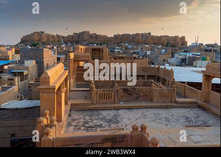 Jaisalmer, Rajasthan, India - 16 ottobre 2019: Vista della città di Jaisalmer e del famoso forte di Jaisalmer, dalla cima del tetto di Patwon ki Haveli, antica pennsylvania Foto Stock