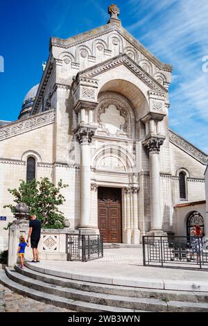 Tours, Francia - 13 agosto 2023: La chiesa di Saint-Martin è una basilica cattolica romana con la tomba di San Martino a Tours. Foto Stock