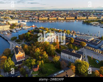 Vista dall'alto dell'isola di Skeppsholmen nel centro di stoccolma, con colori autunnali. Eric Ericson Hall, viale di Strandvägen e Östermalm Foto Stock