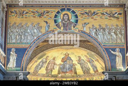 Mosaico sopra l'arco dalla navata all'altare pontificio e alla tomba di San Paolo nella basilica papale di San Paolo fuori le mura, Roma, Italia. Foto Stock