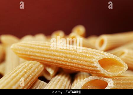 Primo piano della superficie scanalata della pasta rigata di penne secche Foto Stock