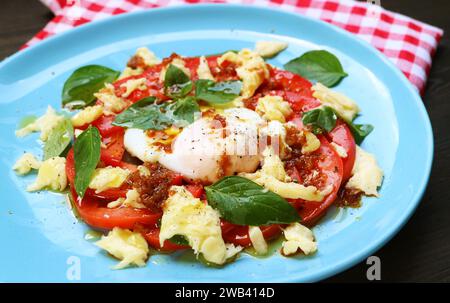 Piatto di deliziosa insalata Caprese fatta in casa con un uovo al forno per una colazione sana Foto Stock