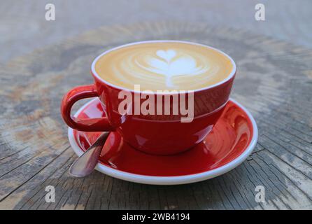 Tazza di caffè cappuccino caldo su un tavolino da trampolino Foto Stock