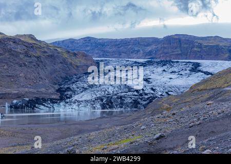 Solheimajokull pittoresco ghiacciaio nel sud dell'Islanda. La lingua di questo ghiacciaio scivola dal vulcano Katla. Bellissima laguna glaciale con lago b Foto Stock