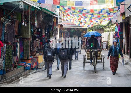 Kathmandu, Nepal - aprile 20,2019 : in Nepal i risciò ciclabili sono ancora il mezzo di trasporto pubblico più popolare per i pendolari a breve distanza. Foto Stock