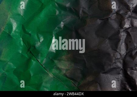 colore verde e nero su carta kraft increspata Foto Stock