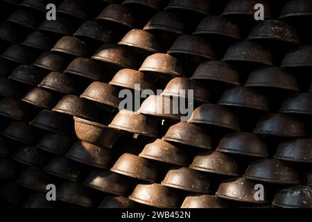 La fabbricazione della ceramica consiste nel modellare l'argilla a mano, utilizzando una ruota o tecniche di avvolgimento. Gli artisti modellano e scolpiscono l'argilla, creando un ambiente funzionale o decorativo Foto Stock