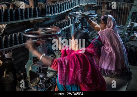 La fabbricazione della ceramica consiste nel modellare l'argilla a mano, utilizzando una ruota o tecniche di avvolgimento. Gli artisti modellano e scolpiscono l'argilla, creando un ambiente funzionale o decorativo Foto Stock