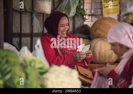 Kathmandu, Nepal- Aprile 20,2019 : commerciante di verdure sulla strada di Kathmandu. Foto Stock