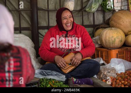 Kathmandu, Nepal- Aprile 20,2019 : commerciante di verdure sulla strada di Kathmandu. Foto Stock