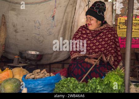 Kathmandu, Nepal- Aprile 20,2019 : commerciante di verdure sulla strada di Kathmandu. Foto Stock