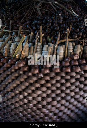 La fabbricazione della ceramica consiste nel modellare l'argilla a mano, utilizzando una ruota o tecniche di avvolgimento. Gli artisti modellano e scolpiscono l'argilla, creando un ambiente funzionale o decorativo Foto Stock