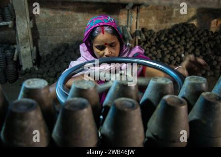 La fabbricazione della ceramica consiste nel modellare l'argilla a mano, utilizzando una ruota o tecniche di avvolgimento. Gli artisti modellano e scolpiscono l'argilla, creando un ambiente funzionale o decorativo Foto Stock