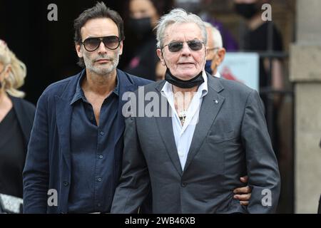 Parigi, Francia. 10 settembre 2021. © Sebastien Muylaert/MAXPPP - l'attore francese Alain Delon suo figlio Anthony Delon arriva per la cerimonia funebre dell'attore francese Jean-Paul Belmondo nella chiesa di Saint-Germain-des-Pres a Parigi, in Francia. Belmondo morì il 6 settembre 2021 all'età di 88 anni. 10.09.2021 crediti: MAXPPP/Alamy Live News Foto Stock