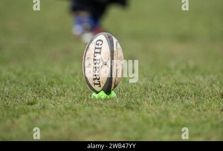 Gilbert rugby union football sul campo di gioco e su una tribuna pronta per essere calciata. Foto Stock