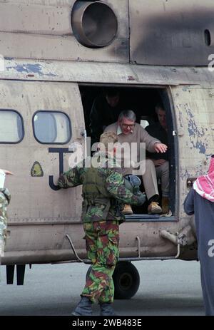 6 marzo 1991 il primo ministro britannico, John Major, arriva a Kuwait City con elicottero RAF Puma per incontrare il principe ereditario del Kuwait che era tornato solo due giorni prima. Foto Stock