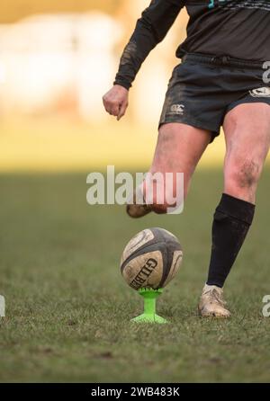 Gilbert rugby union football sul campo di gioco e su una tribuna pronta per essere calciata. Foto Stock