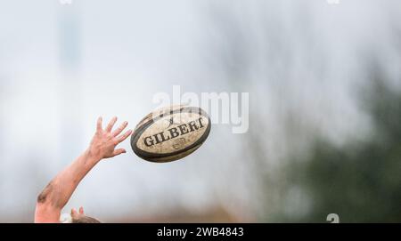 Gilbert rugby union football sul campo di gioco e in volo. Foto Stock