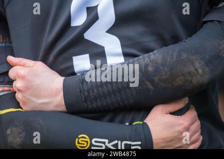 Giocatrici amatoriali di rugby a 15 insieme in un huddlel. Foto Stock