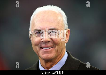 ARCHIVFOTO zum Tod von FRANZ BECKENBAUER Der Kaiser AM 7.1.2024 Franz BECKENBAUER beim Premiere intervista, Ritratto, Funktionaer, Aufsichtsratsvorsitzender FC Bayern Muenchen - Steaua Bukarest 3-0 gruppo F, Rueckspiel, Gruppenphase Fussball Champions League, Muenchen, AM 25.11.2008 Saison0809 , Saison 2008/2009 Foto Stock