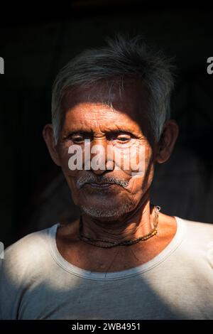 Volto dei lavoratori della ceramica, questa immagine è stata catturata il 29 dicembre 2024, da Saver, Bangladesh Foto Stock