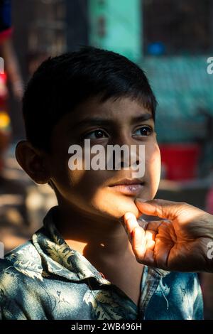 Volto dei lavoratori della ceramica, questa immagine è stata catturata il 29 dicembre 2024, da Saver, Bangladesh Foto Stock