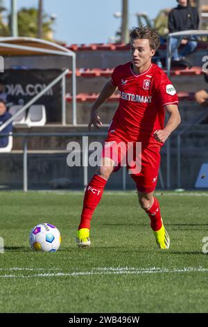 Oliva, Spagna. 8 gennaio 2024. Oliva, oliva Beach en Golf, 08-01-2024, stagione 2023/2024, olandese Eredivisie Football FC Twente giocatore Youri Regeer durante il training camp Twente - Osnabruck (amichevole) crediti: Pro Shots/Alamy Live News Foto Stock