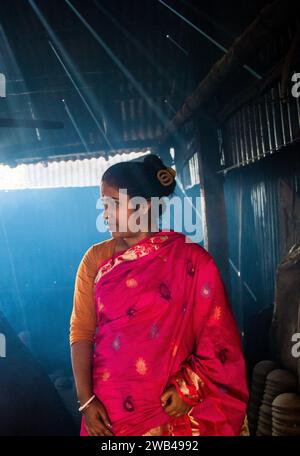 Volto dei lavoratori della ceramica, questa immagine è stata catturata il 29 dicembre 2024, da Saver, Bangladesh Foto Stock