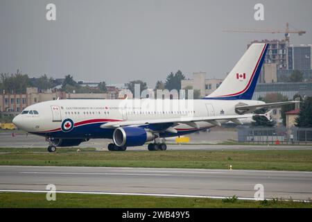 Governo canadese Airbus A310 (CC150 Polaris) rullaggio per decollo da Leopoli Foto Stock