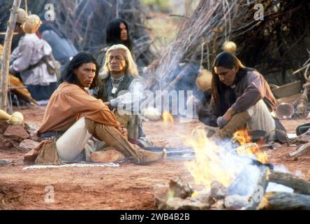 Geronimo: una leggenda americana Anno: 1994 USA Direttore : Walter Hill Wes Studi Foto Stock