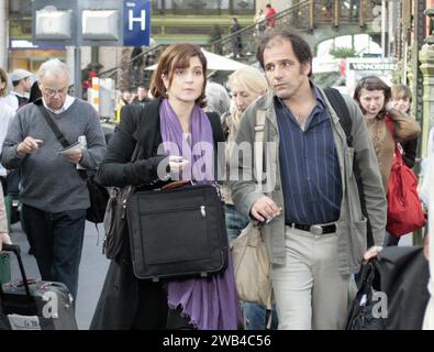 Parlez-moi de la pluie Let IT Rain anno : 2008 - Francia Direttore : Agnès Jaoui Agnès Jaoui, Frédéric Pierrot limitato all'uso editoriale. Per ulteriori informazioni sulle restrizioni, vedere didascalia. Solo per uso editoriale. È vietato riprodurre la fotografia fuori contesto della promozione del film. Deve essere accreditato alla Film Company e/o al fotografo assegnato o autorizzato da/autorizzato sul set dalla Film Company. Limitato all'uso editoriale. Photo12 non concede diritti di pubblicità alle persone rappresentate. Credito: Jean-Paul Dumas-Grillet/Photo12/Les Films A4 Foto Stock