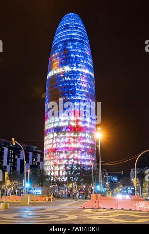 Barcellona, Spagna - 7 aprile 2023: Torre Agbar, Torre aziendale di notte a Barcellona, Spagna. Foto di alta qualità Foto Stock