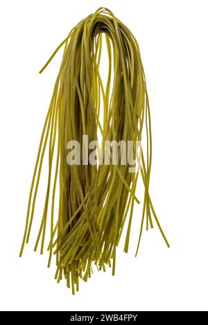 Linguine verdi crude fatte a mano con spinaci con curvatura dopo essere appesi per l'essiccazione, isolate su bianco con percorso di ritaglio Foto Stock