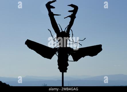 Bernard buffet artista francese pittore espressionista (1928-1999) Scultura a buffet nel terreno della loro tenuta, Tourtour Provence France. 1994 1990S EUROPE HOMER SYKES. Foto Stock