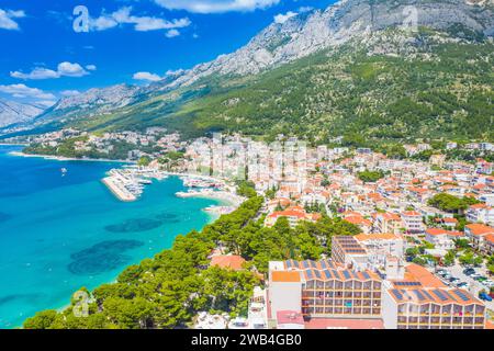 Vista aerea della città di Baska Voda, della riviera di Makarska, della Dalmazia, della Croazia Foto Stock