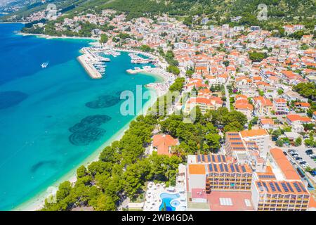 Vista aerea della città di Baska Voda, della riviera di Makarska, della Dalmazia, della Croazia Foto Stock