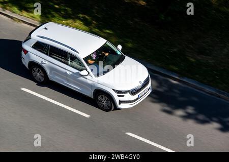 OSTRAVA, REPUBBLICA CECA - 24 AGOSTO 2023: SUV Skoda Kodiaq bianco, forte effetto di sfocatura del movimento, vista dall'alto Foto Stock