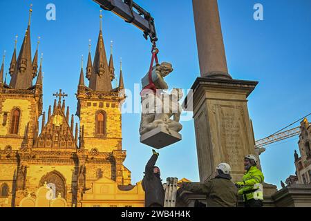 Praga, Repubblica Ceca. 8 gennaio 2024. Installazione di statue di imitazione di Angeli del XVII secolo sulla colonna barocca della Vergine Maria nella Piazza della città Vecchia di Praga, Repubblica Ceca, 8 gennaio 2024. Credito: Vit Simanek/CTK Photo/Alamy Live News Foto Stock