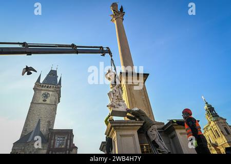 Praga, Repubblica Ceca. 8 gennaio 2024. Installazione di statue di imitazione di Angeli del XVII secolo sulla colonna barocca della Vergine Maria nella Piazza della città Vecchia di Praga, Repubblica Ceca, 8 gennaio 2024. Credito: Vit Simanek/CTK Photo/Alamy Live News Foto Stock